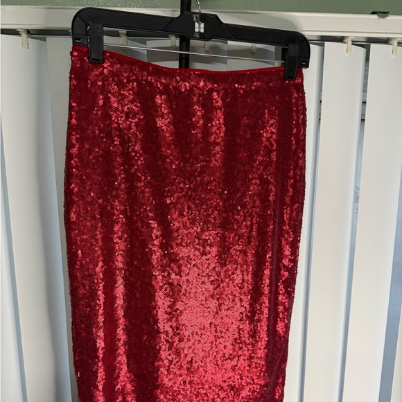 Elegant Red Sequin Pencil Skirt - Picture 5 of 12